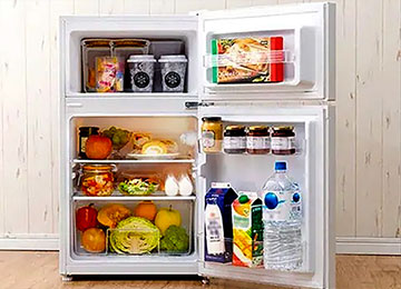 イメージ:客室冷蔵庫は冷凍庫もある2ドア冷蔵庫